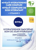 Bol.com NIVEA Essentials Hydraterende Dagcrème - Gezichtscreme - Normale tot gemengde huid - SPF 30 - Met vitamine E en lotusext... aanbieding